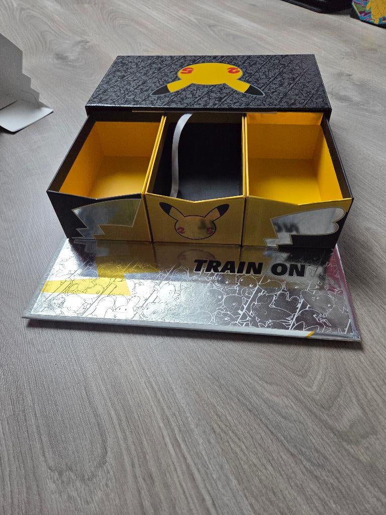 Pokemon opbergbox Celebrations, Ophalen of Verzenden, Zo goed als nieuw, Foil