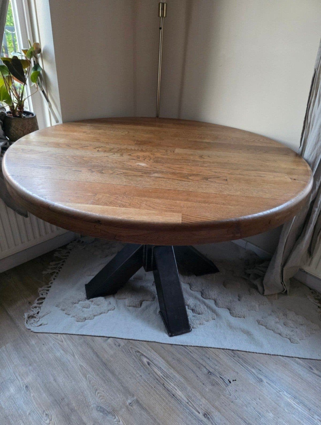 Ronde eettafel met eiken blad en metalen onderstel, Huis en Inrichting, Gebruikt, Rond, Industrieel, Modern, Ophalen of Verzenden