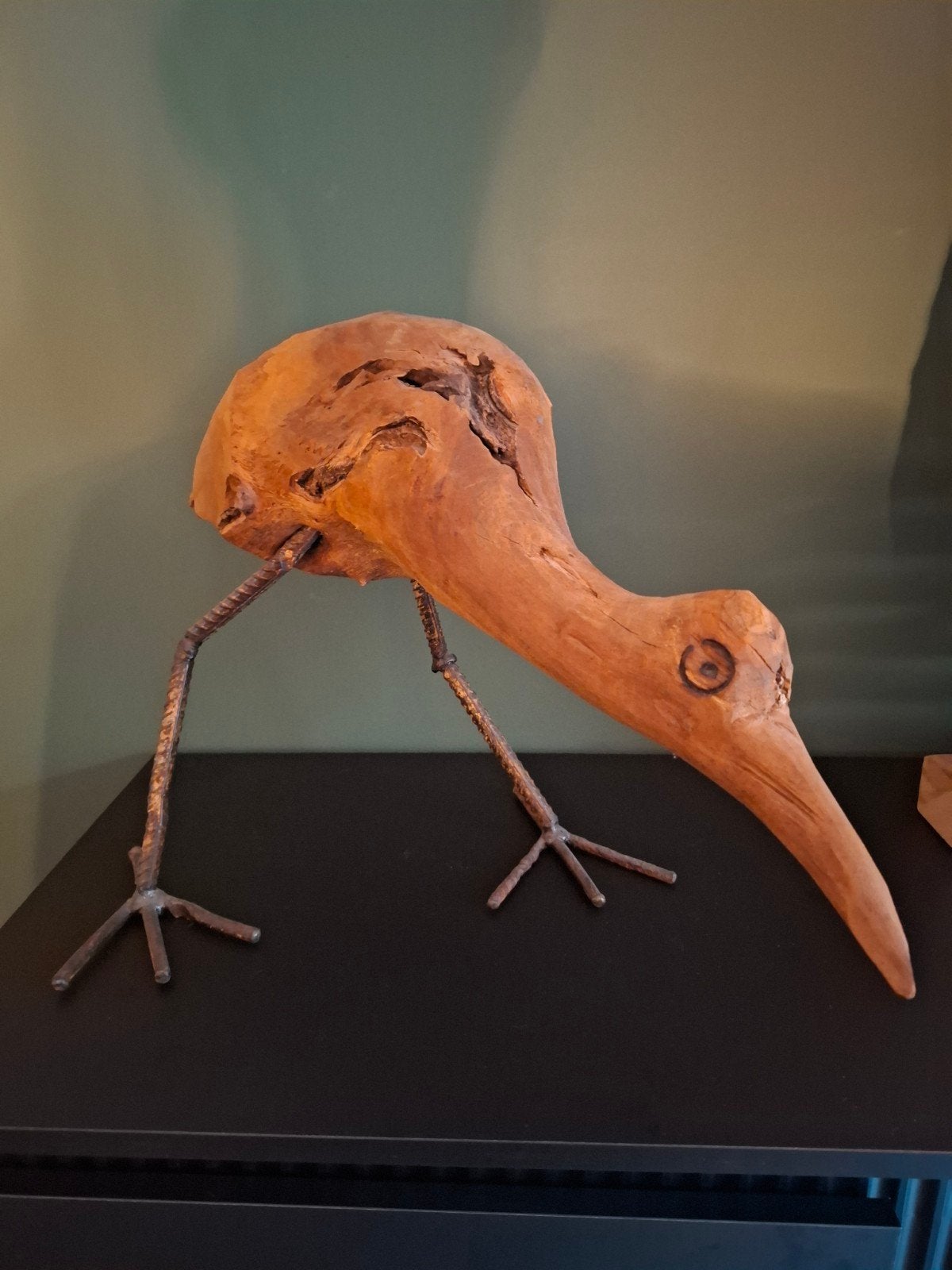 Uniek handgemaakt houten vogelbeeld - Wereldwinkel, Houtsnijwerk, Handgemaakt, Bruin, Metaal