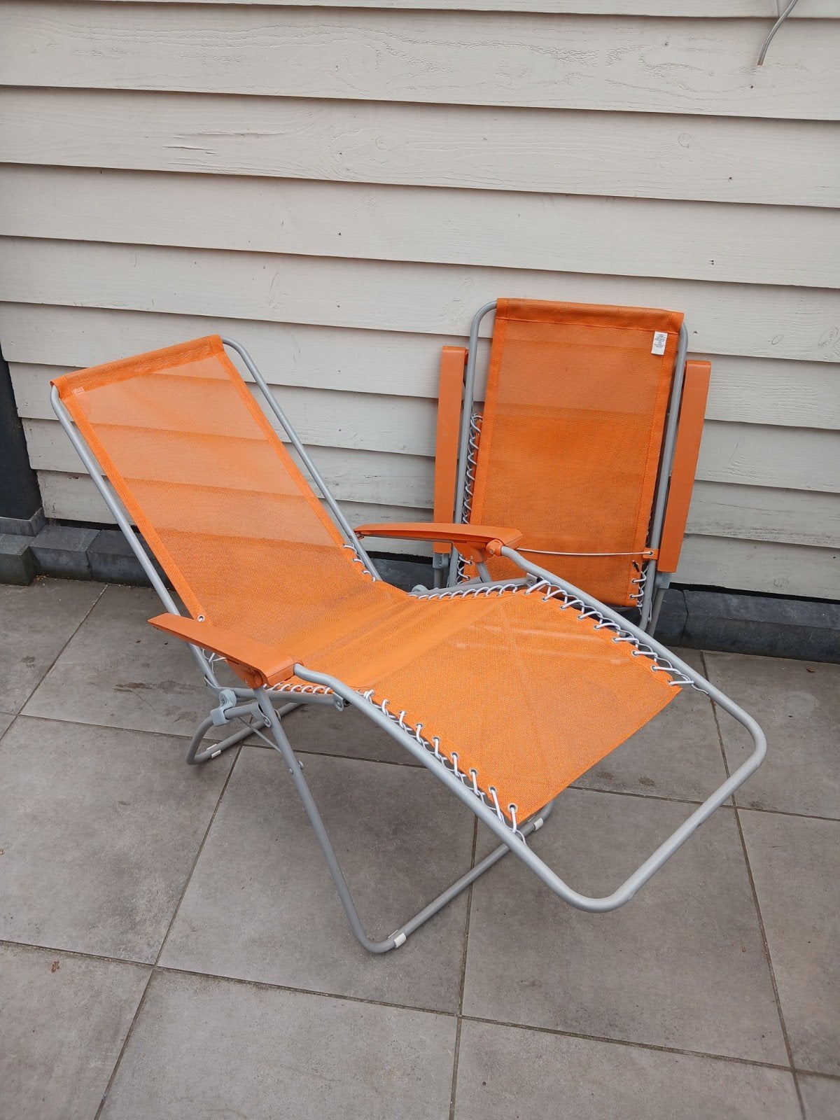 2x ligstoel comfortabele oranje relaxstoel - Inklapbaar, Ophalen of Verzenden, Gebruikt, Metaal, Inklapbaar