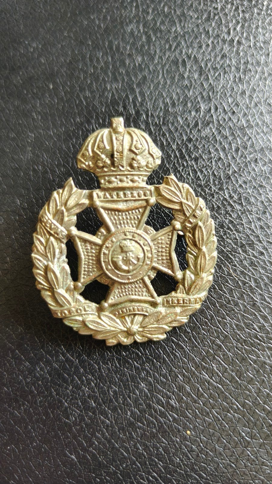 Originele WW1 capbadge Rifle Brigade., Verzamelen, Ophalen of Verzenden, Landmacht, Engeland, Embleem of Badge