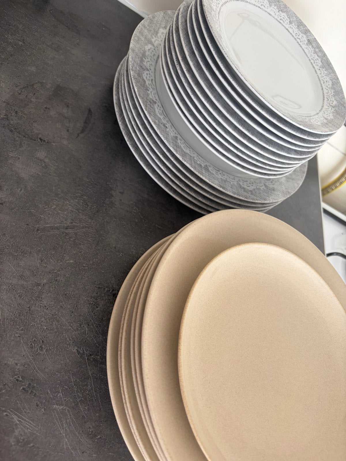 Diverse borden: grijs met patroon en effen beige, Ophalen, Gebruikt, Keramiek, Bord(en)
