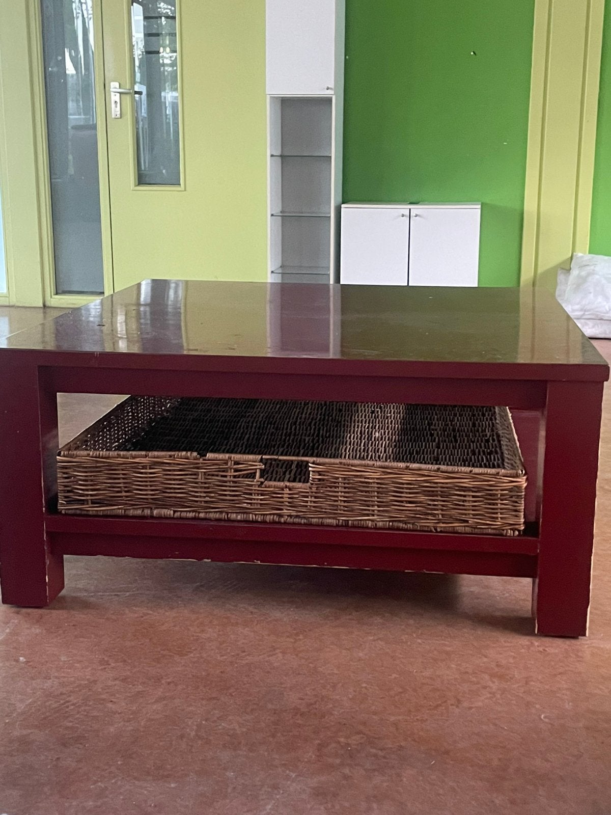 Rode salontafel met rieten mand, Ophalen, Gebruikt, Vierkant, 50 tot 100 cm