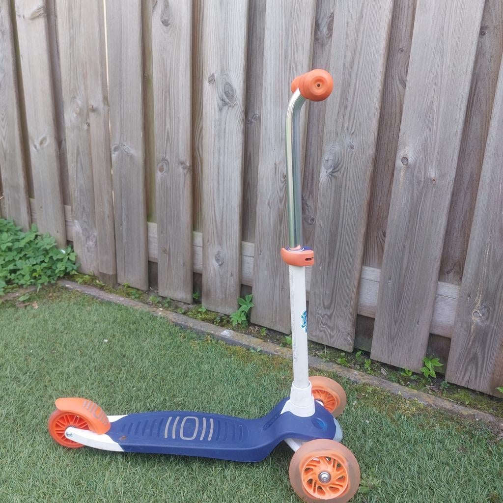 Blauwe step met oranje wielen decthalon, Fietsen en Brommers, Steps, Ophalen, Gebruikt, Gewone step
