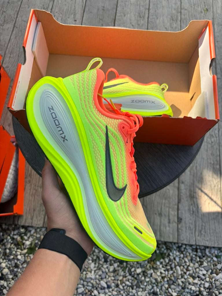Nike vomero plus bright mango volt - maat 45,5 - nieuw, J, Nieuw, Ophalen of Verzenden, J