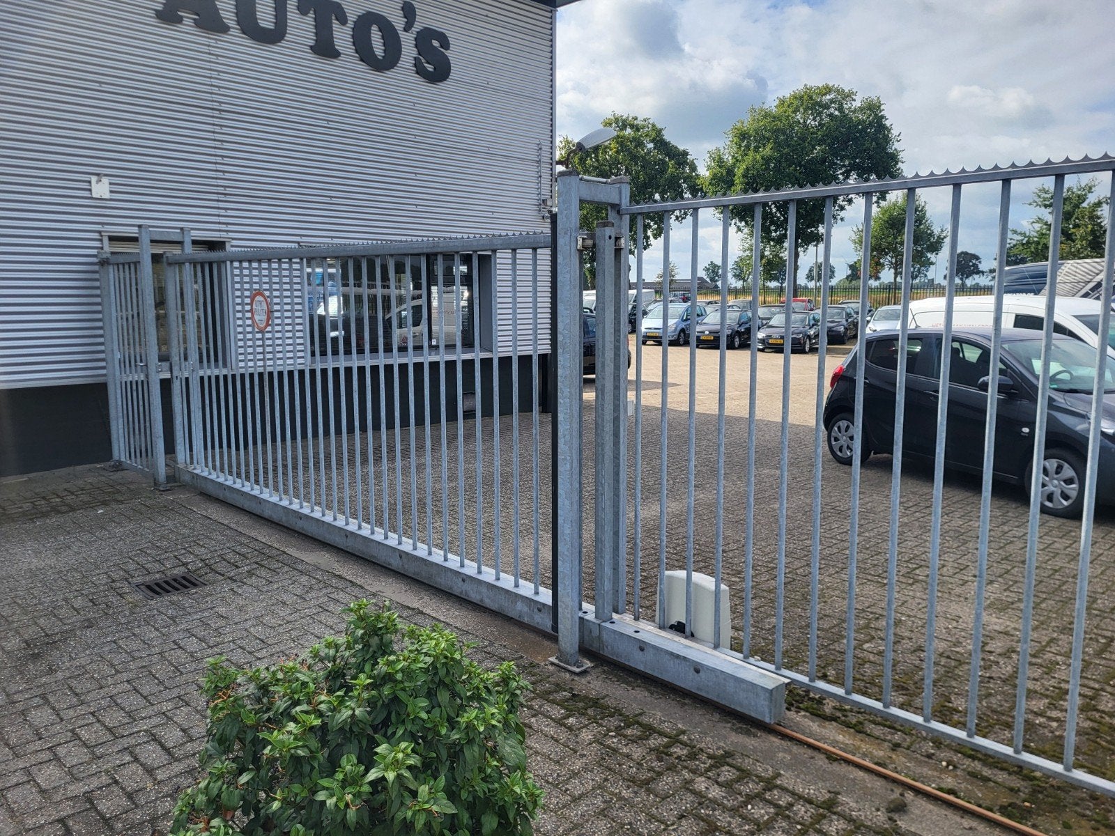 Elektrische schuifpoort met looppoort en 40m hekwerk., Ophalen, Gebruikt, IJzer