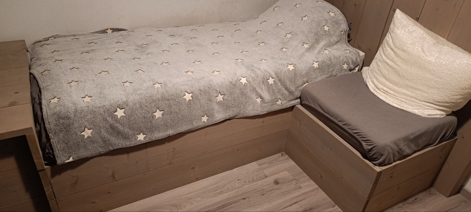 Grijs steigerhouten bed met hoofdbord, poef en tv-kast, Huis en Inrichting, Slaapkamer | Bedden, Ophalen