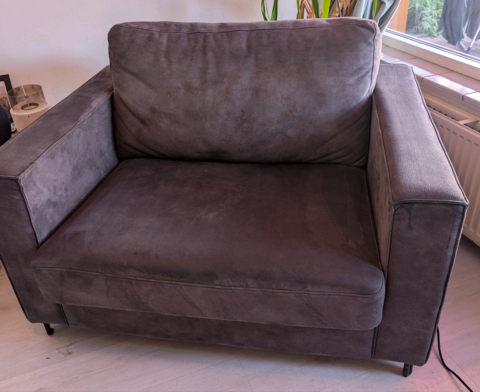 Comfortabele antraciet grijze fauteuil / loveseat, Huis en Inrichting, Fauteuils, Gebruikt, Stof, 100 tot 125 cm, 75 tot 100 cm