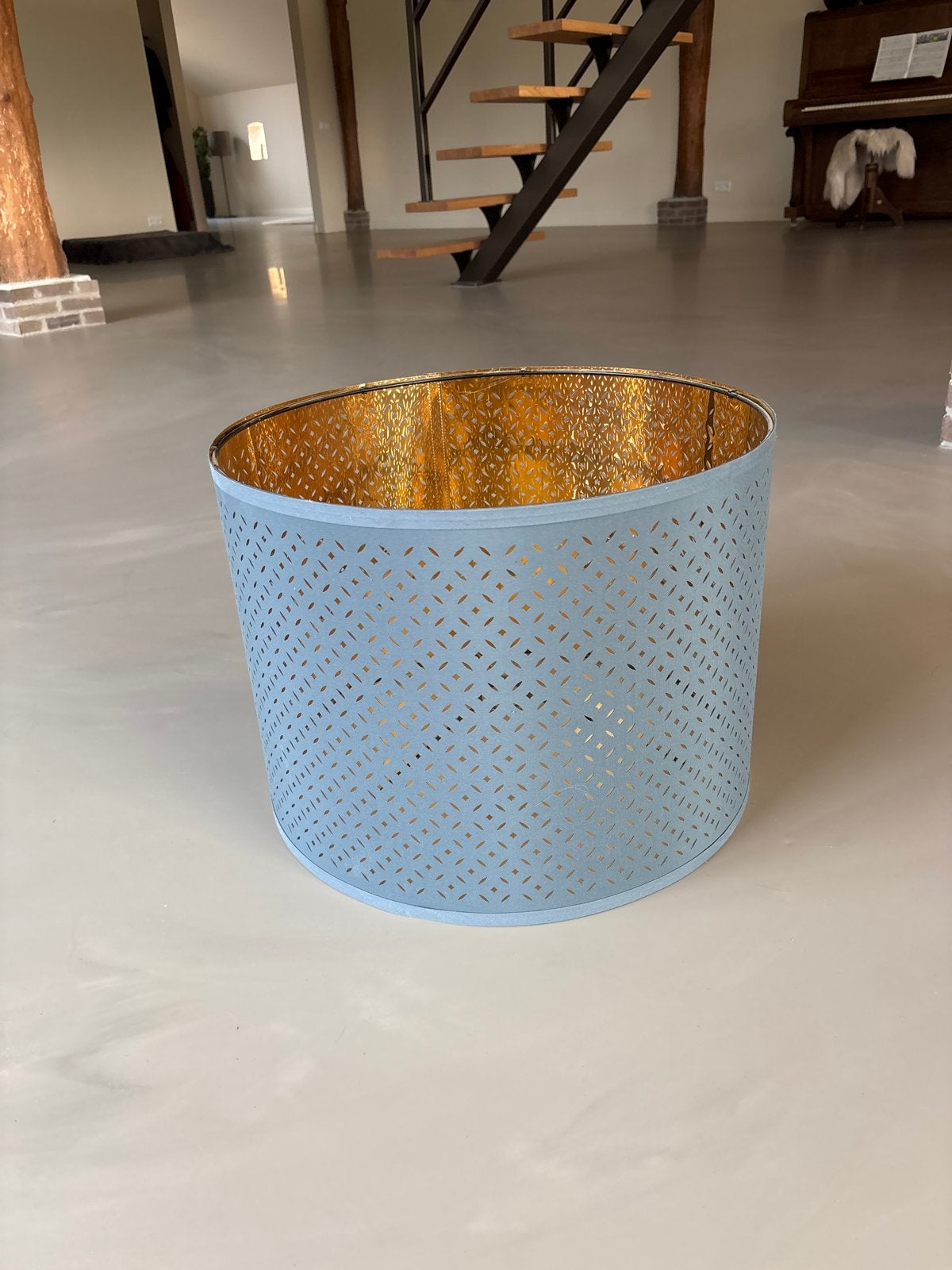 Lichtblauwe lampenkap met gouden binnenkant, Ophalen, 25 tot 50 cm, Blauw, Rond