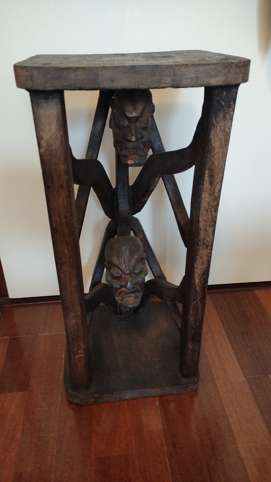 Unieke handgesneden houten kruk met figuren, Ophalen of Verzenden