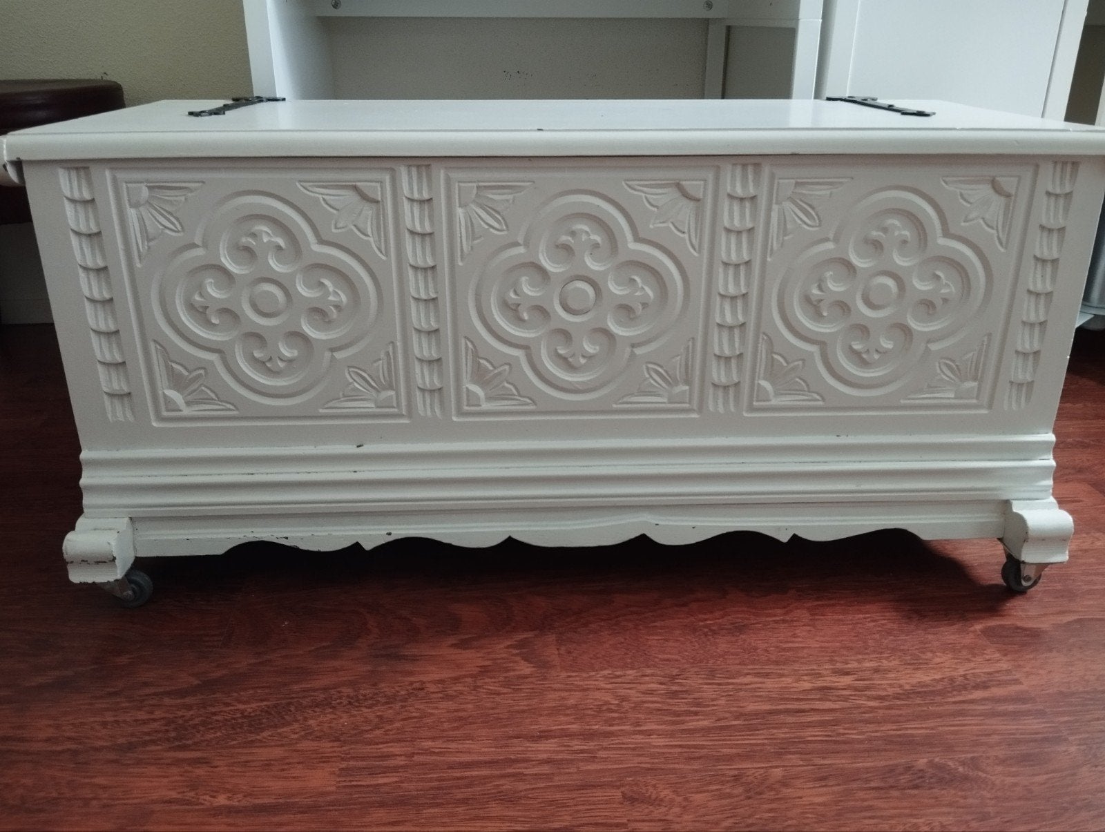 Decoratieve Witte Kist met Gotische Details, Ophalen, Gebruikt, 50 tot 100 cm, Minder dan 50 cm