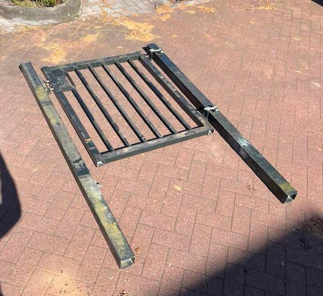 GEBRUIKTE Enkele spijlenpoort in grachtengroen, Ophalen, Met poort, Gebruikt, Spijlenhekwerk