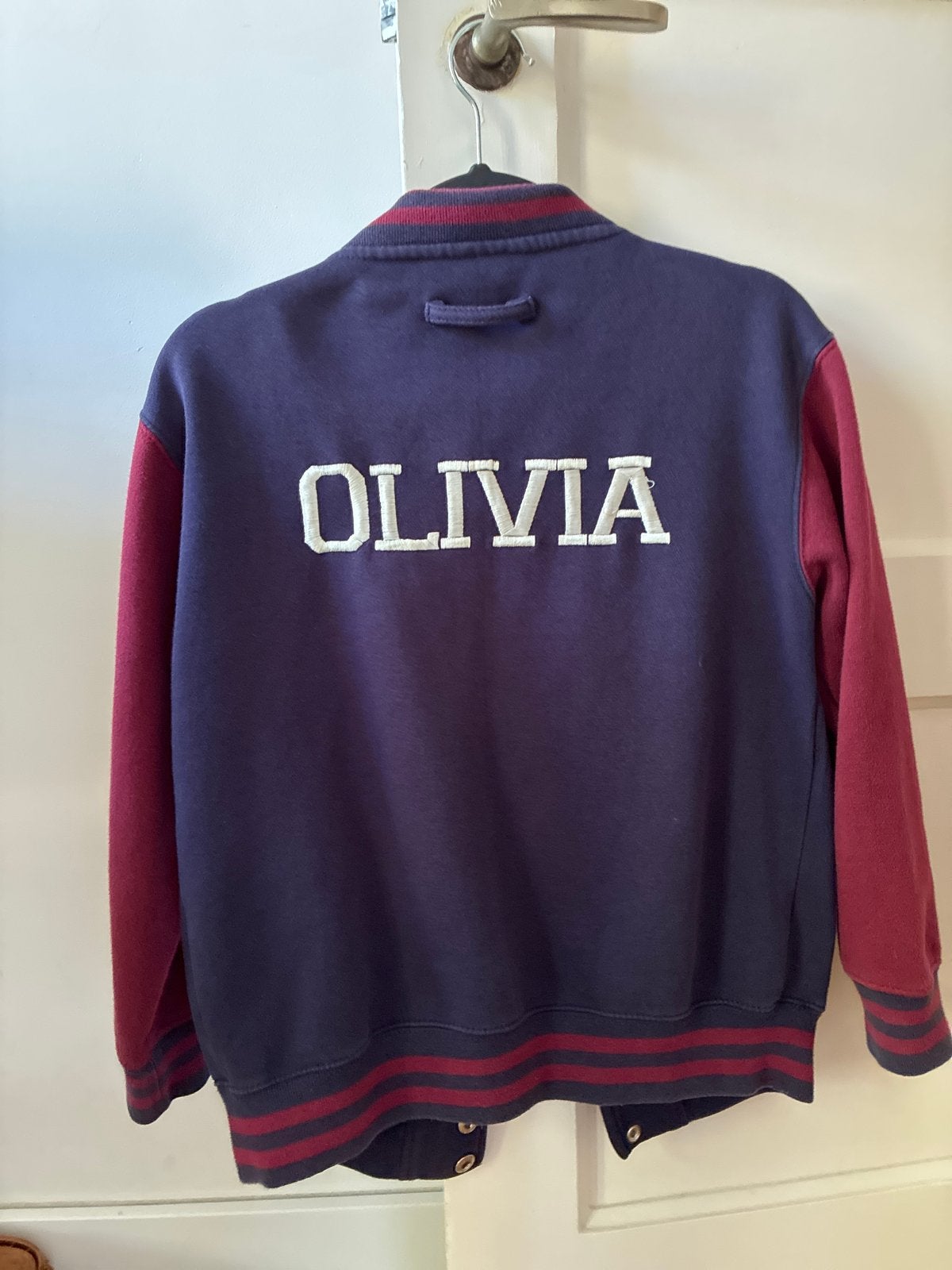Collegejack met 'Olivia' op de rug maat 140-146, Ophalen, Gebruikt, Meisje, Trui of Vest