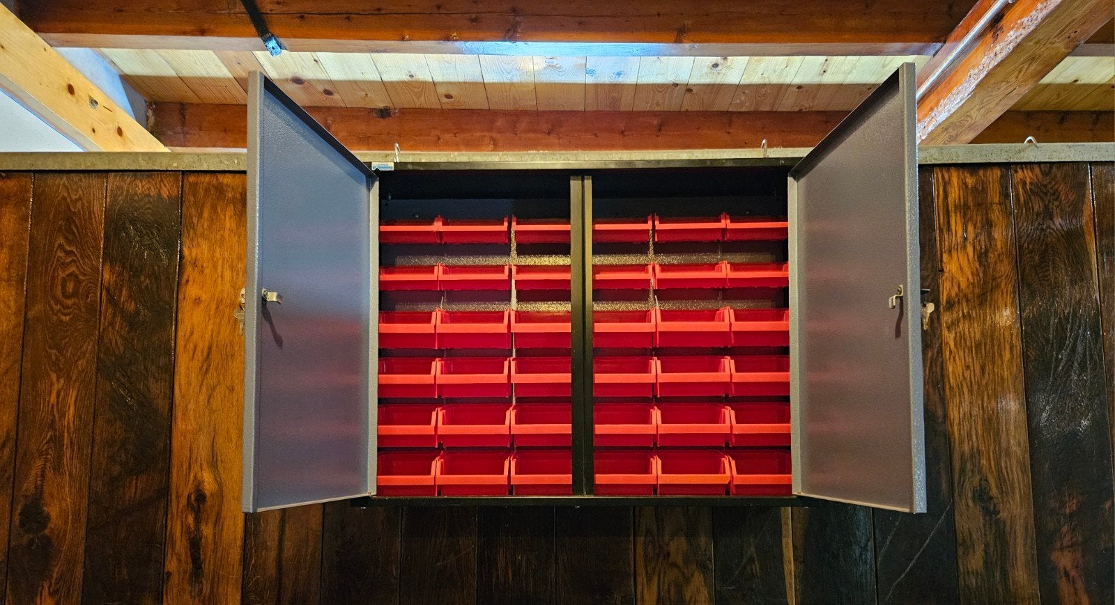 IJzere gereedschapskast/opberg hangkast+36 delige set bakjes, Ophalen, Zo goed als nieuw