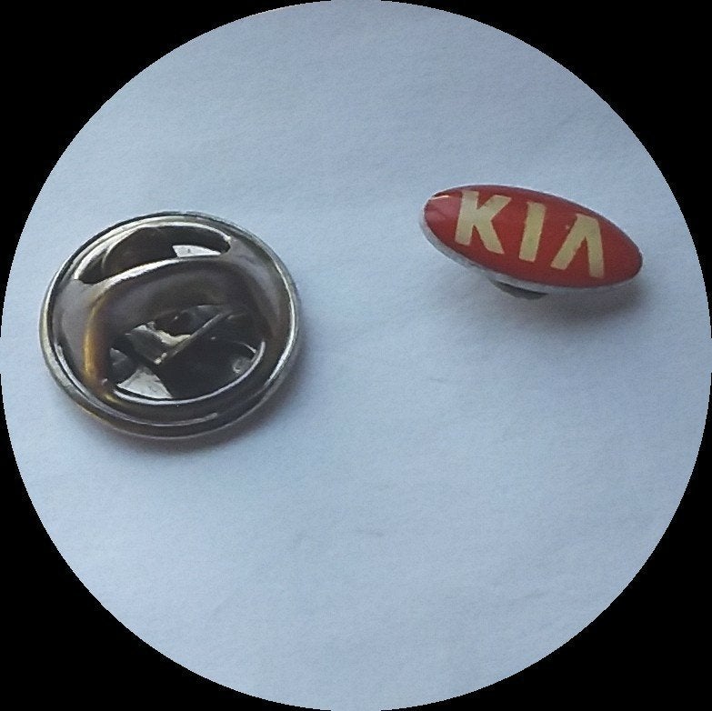 KIA logo pin, klein model, Ophalen of Verzenden, Zo goed als nieuw, Transport, Speldje of Pin