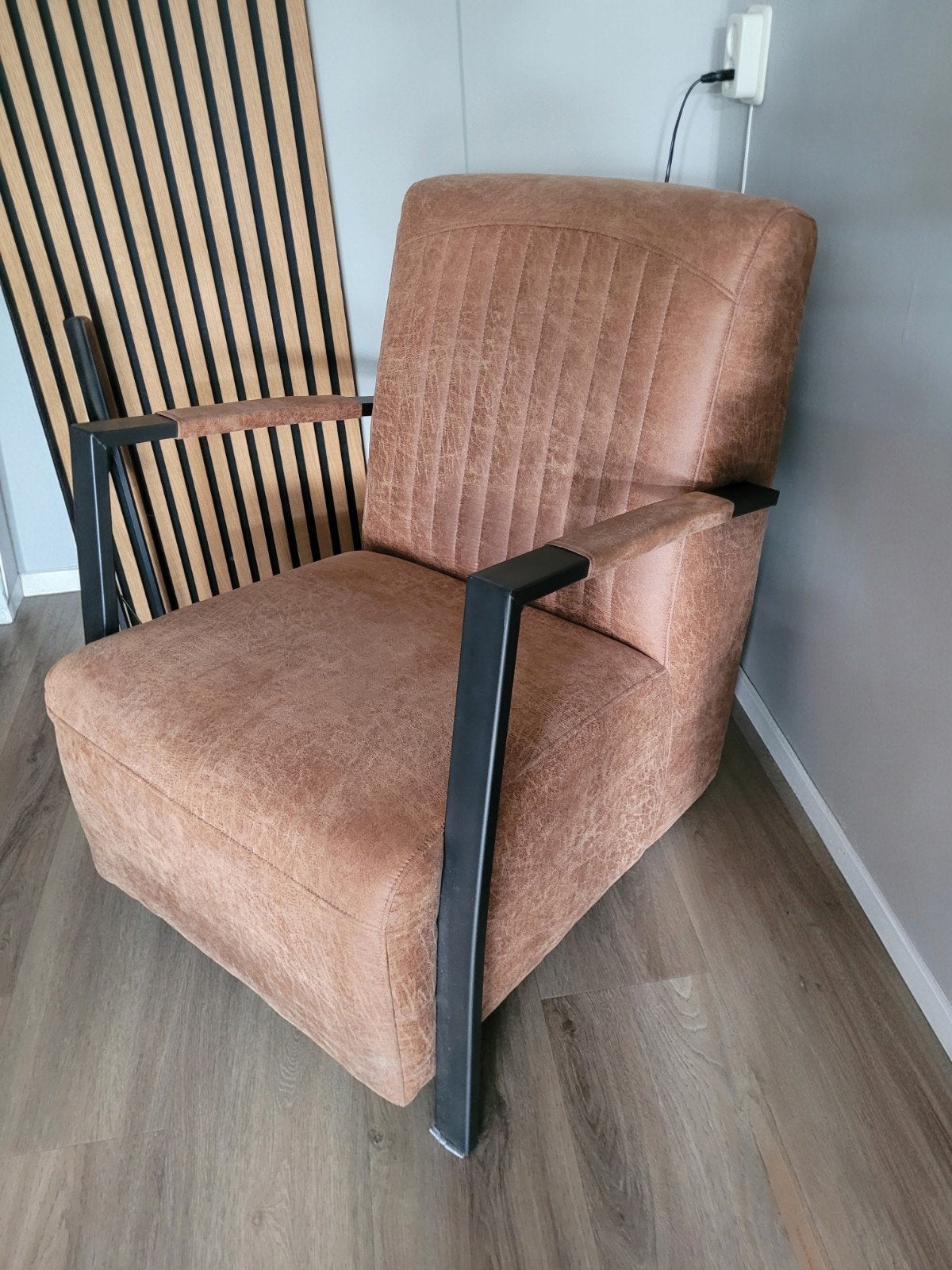 Comfortabele stoel met stoffen bekleding en metalen frame, Ophalen, Gebruikt, Bruin, Metaal