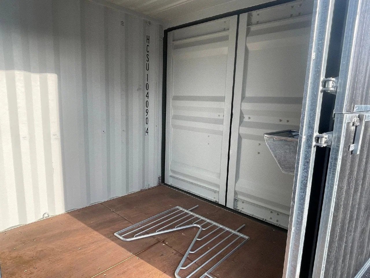 VERNOOY 20ft 8.6 PAARDENBOX CONTAINER 104090, Dave Vernooij, Dave@vernooy.nl, Kellensedwarsweg 9
4004 JC  Tiel
