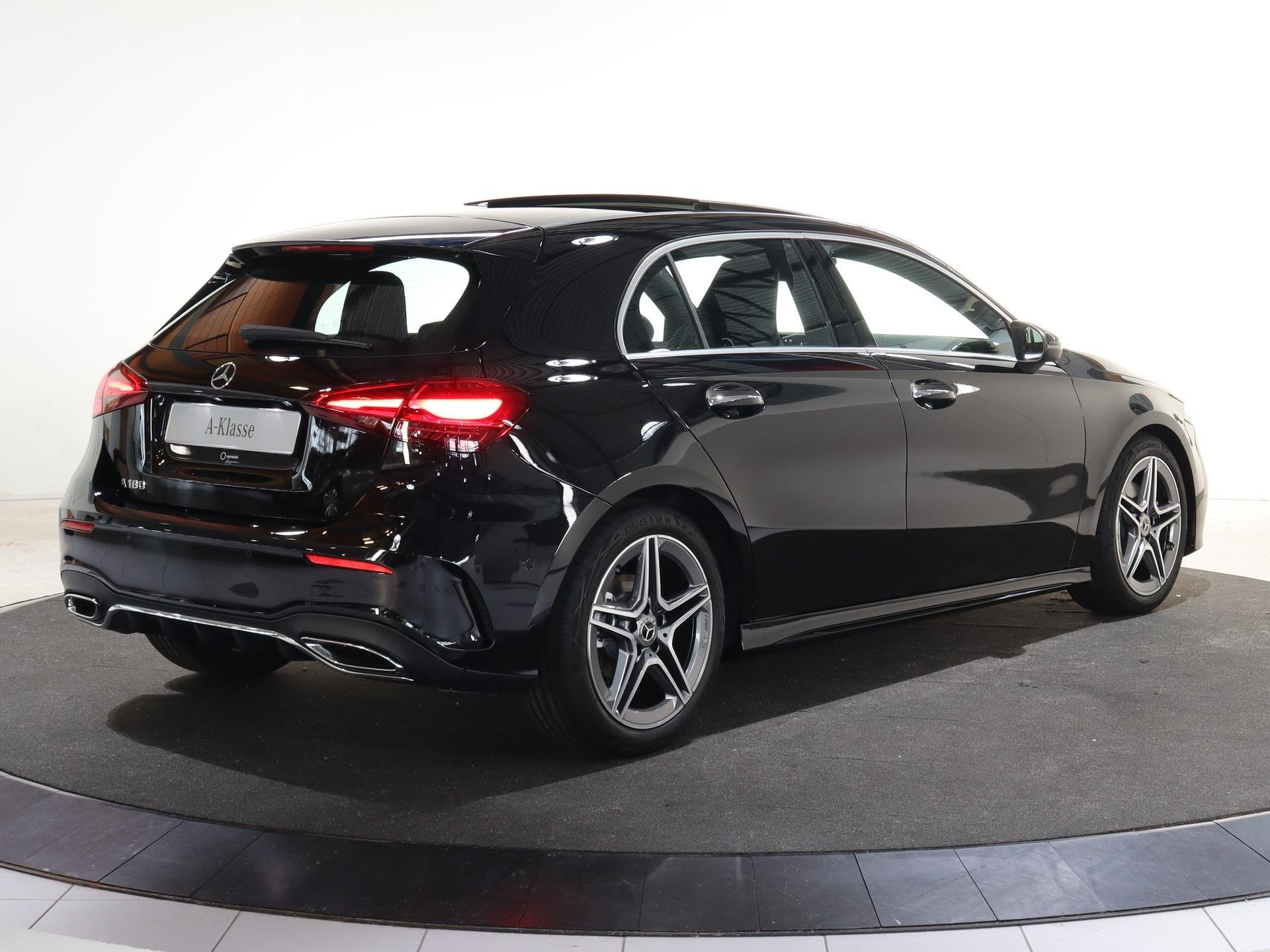 Mercedes-Benz A-Klasse 180 Business Solution AMG | Panoramas, Auto's, Mercedes-Benz, 136 pk, 4 cilinders, Zwart, Bedrijf