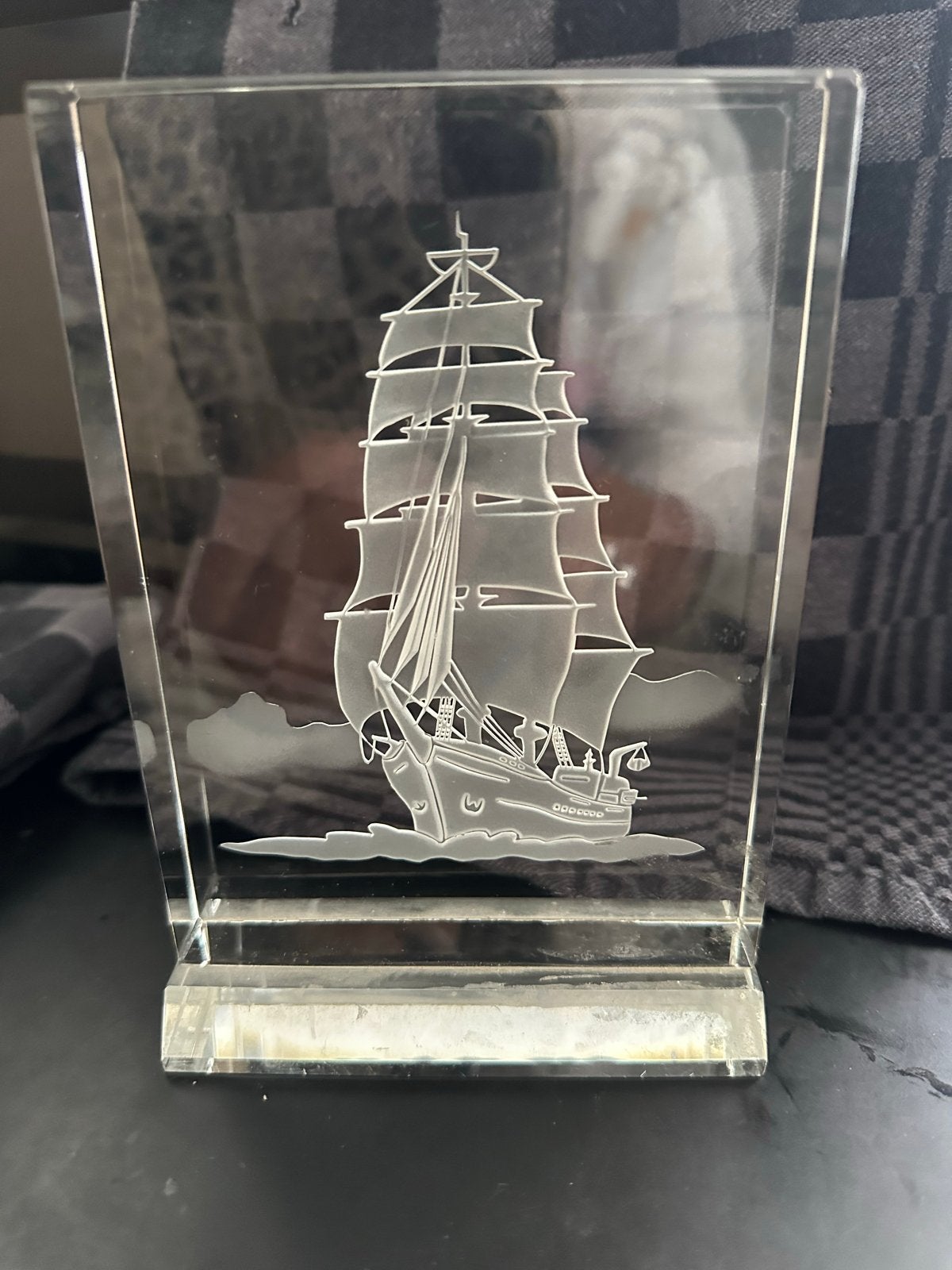 Kristal decoratie met gegraveerd zeilschip h 15L- b11cm, Ophalen