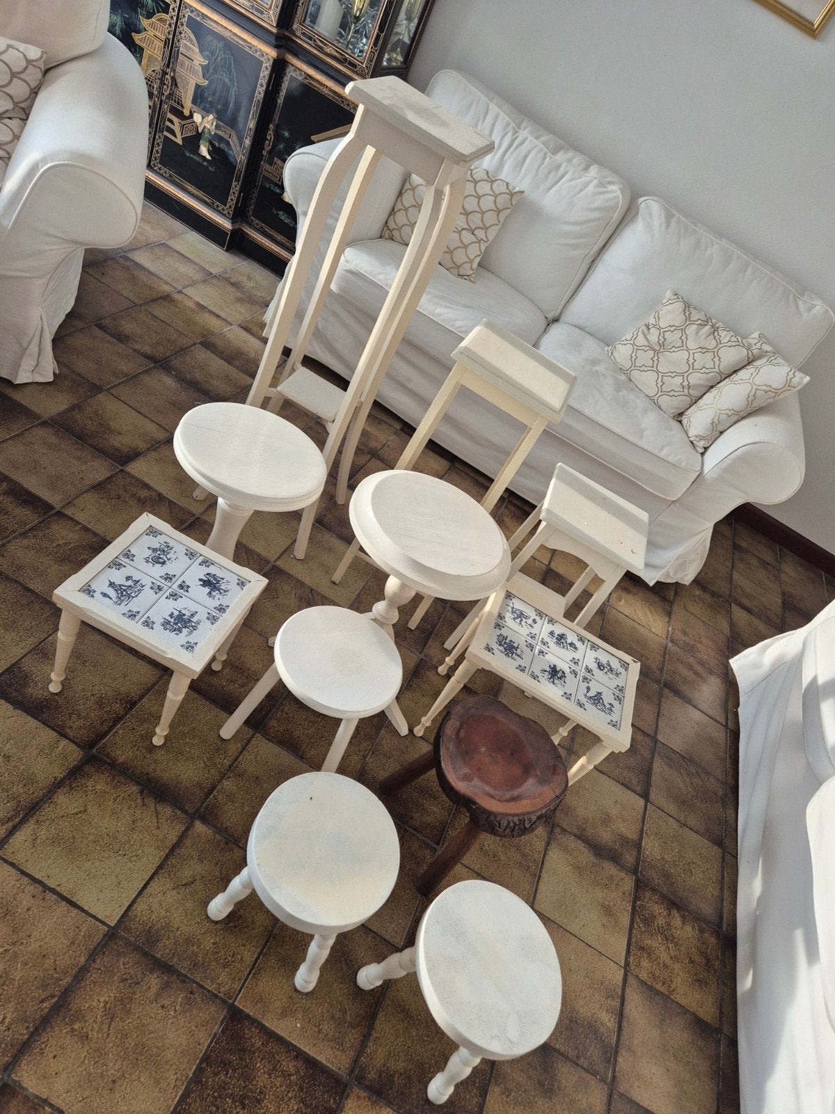Diverse houten krukjes en plantenstandaards, Gebruikt, Wit, Vijf, Zes of meer stoelen, Hout