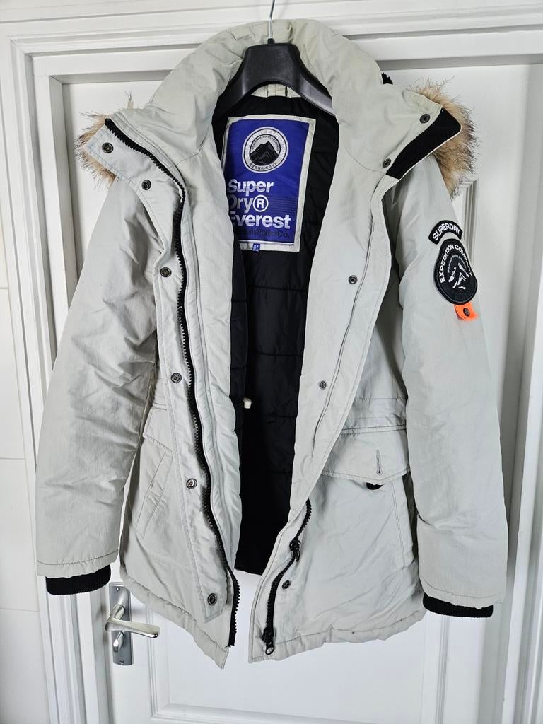 Superdry Everest Winterjas - Maat M, Kleding | Dames, Jassen | Winter, Zo goed als nieuw, Maat 38/40 (M), Grijs, Ophalen of Verzenden