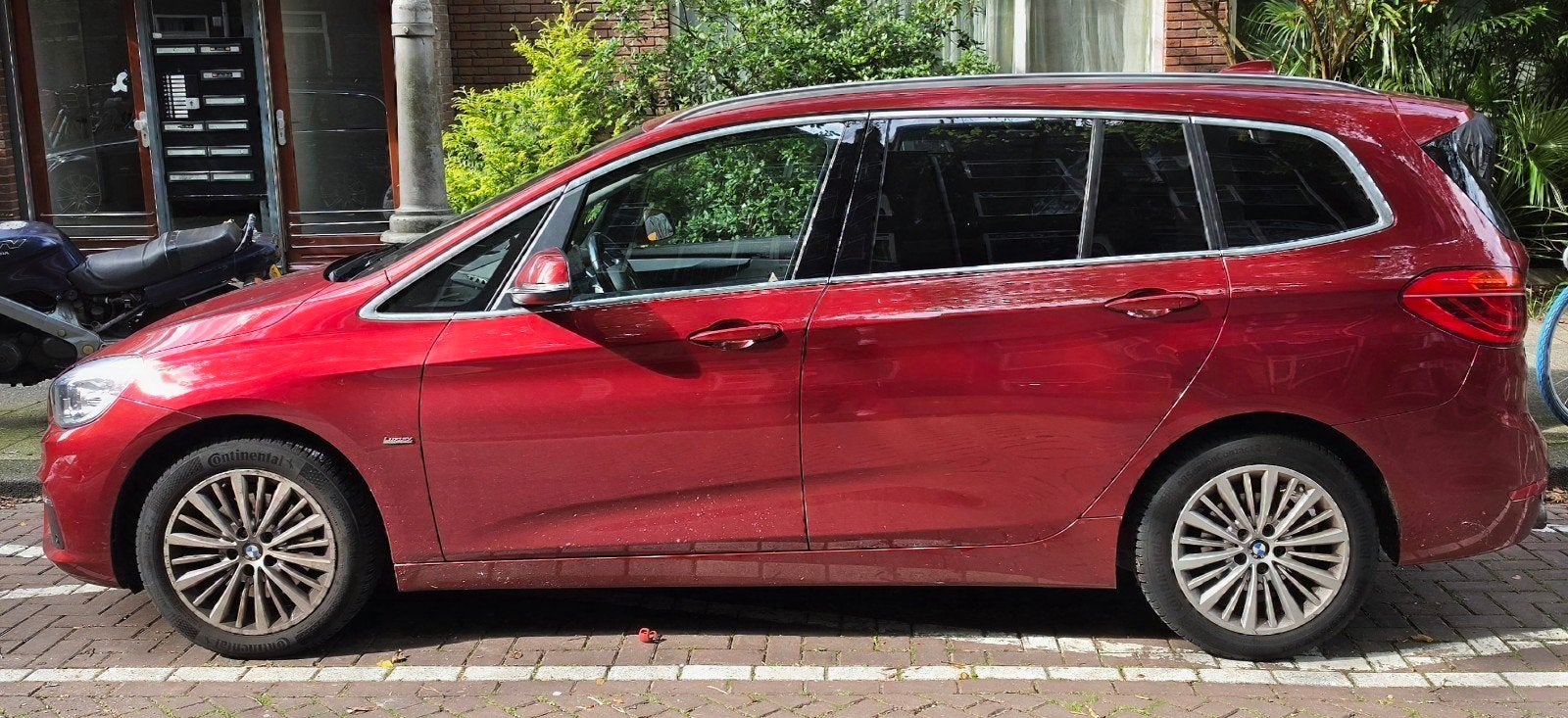 BMW 2-Serie Gran Tourer 218i 136pk Aut 5p. 2017 Rood, Auto's, 136 pk, Zwart, 2-Serie Gran Tourer, 75 €/maand