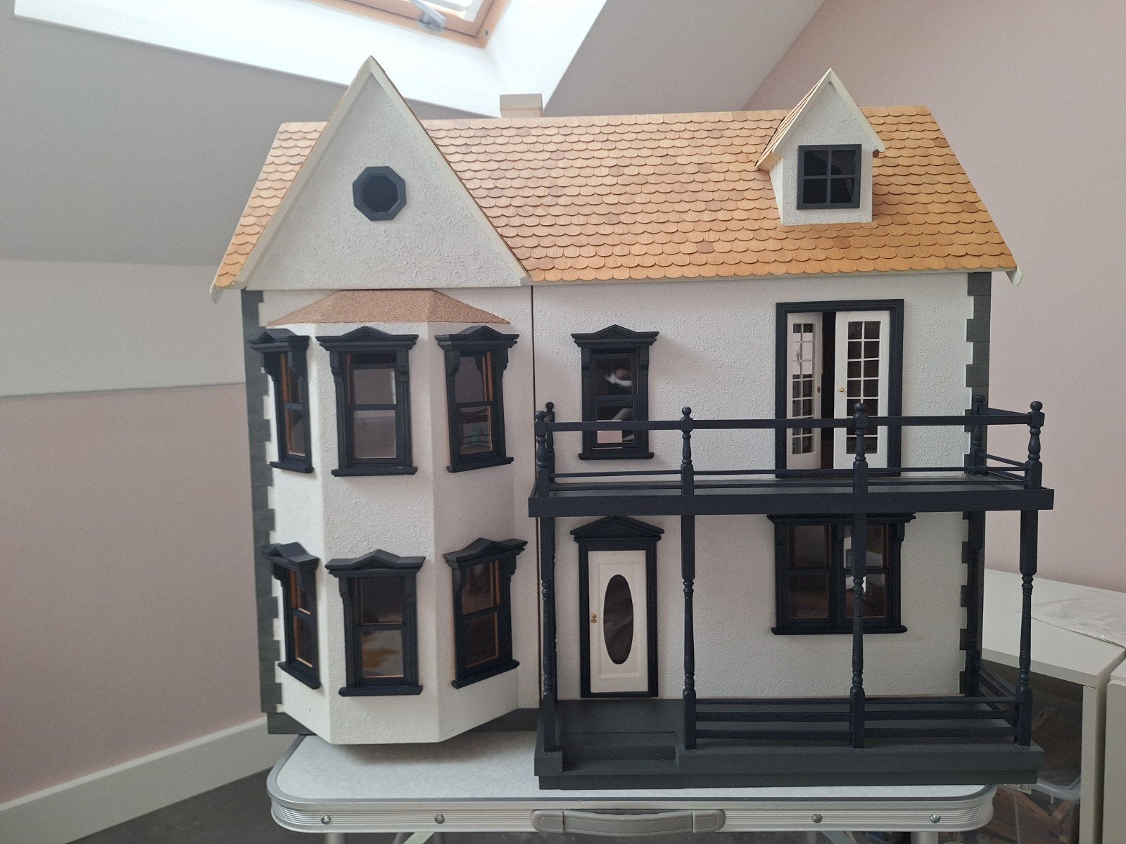 Cameleon type 4 Engelse cottage houten poppenhuis, Ophalen, Zo goed als nieuw, Poppenhuis