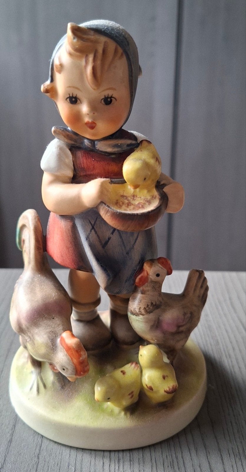 Vintage Hummel beeldje: Meisje met kuikens en kip, Ophalen, Zo goed als nieuw, Hummel