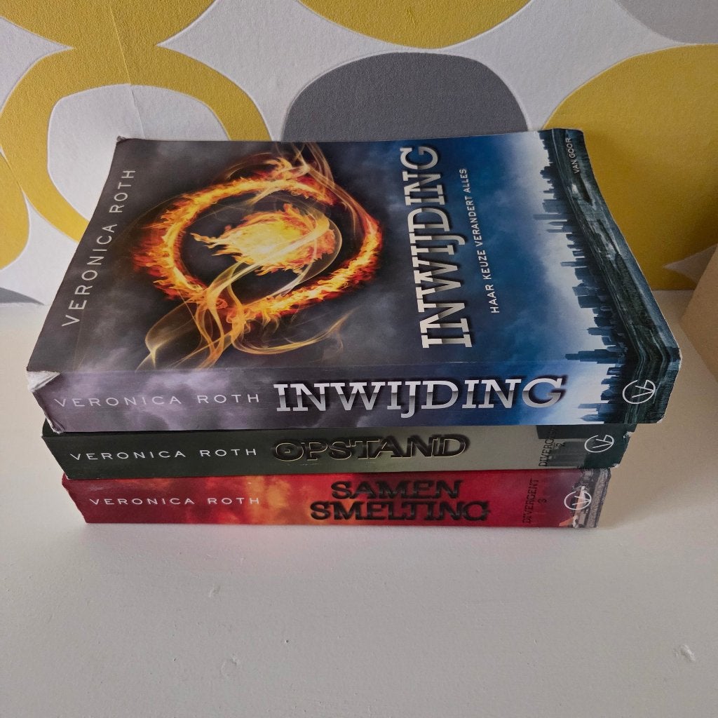 Divergent serie van Veronica Roth NL, Ophalen of Verzenden, Gelezen