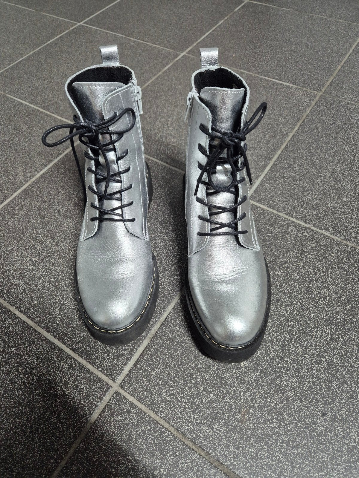 Cellini gevoerde veterlaarsjes, zilver, maat 39., Overige kleuren, Ophalen of Verzenden, Zo goed als nieuw, Lage of Enkellaarzen