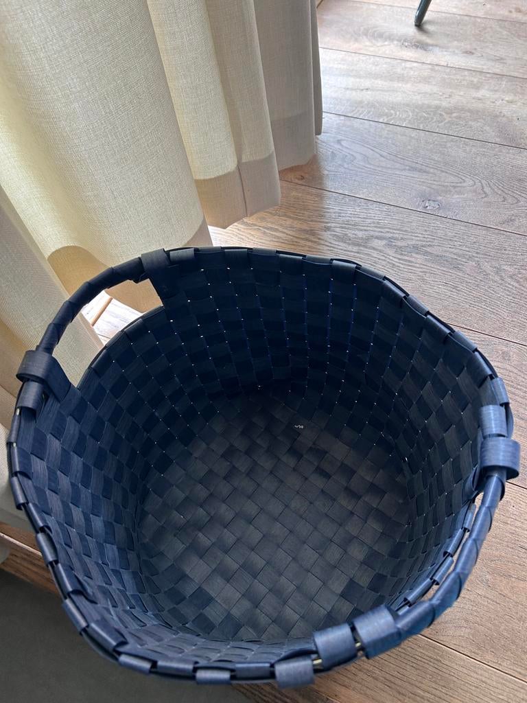 Donkerblauwe gevlochten mand, Kunststof, Gebruikt, Mand, Ophalen of Verzenden