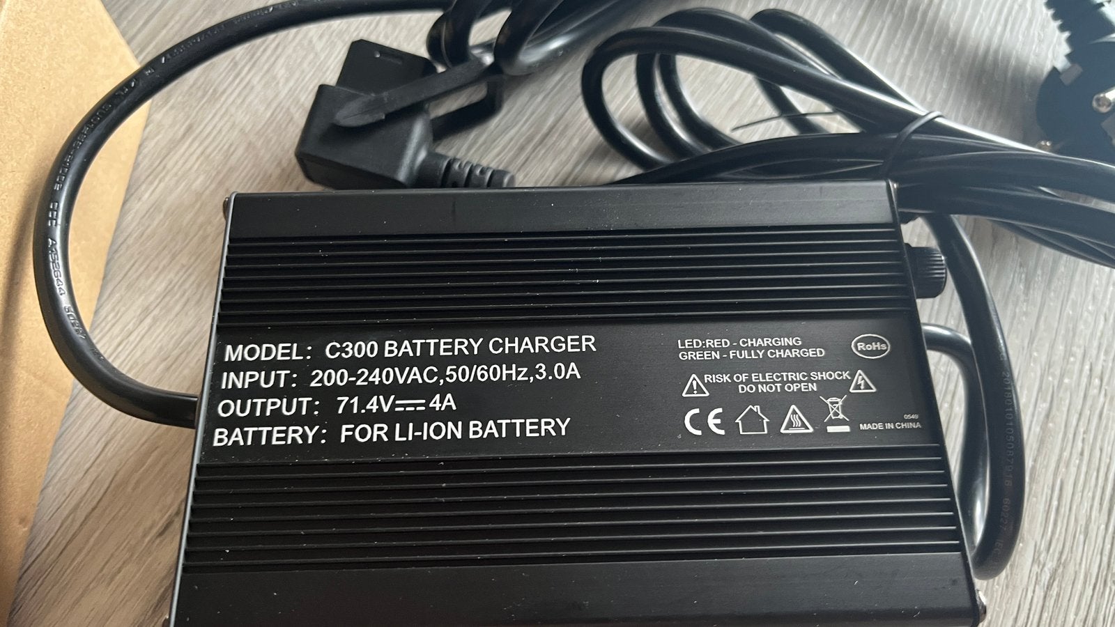 Acculader voor lithium-ion of LiFePO4 Output: 71.4V === 4A, Ophalen of Verzenden, Zo goed als nieuw