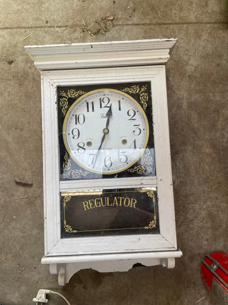Witte wandklok 'Regulator' met gouden details, Antiek en Kunst, Ophalen of Verzenden