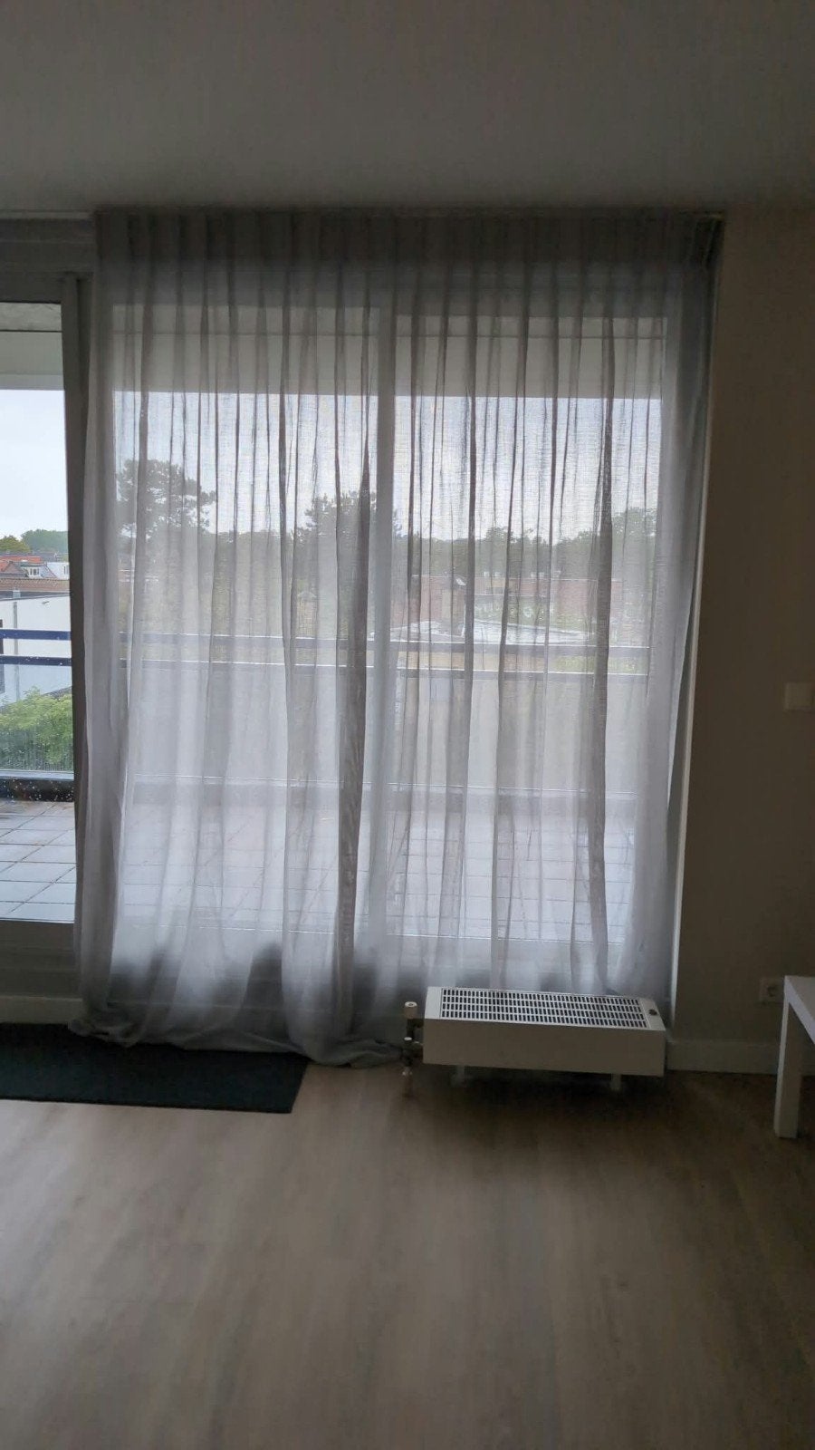 Lichtgrijze vitrages (2 stuks) - 240x70 cm met plooi, Ophalen, Loodveter, Zo goed als nieuw, 70 cm