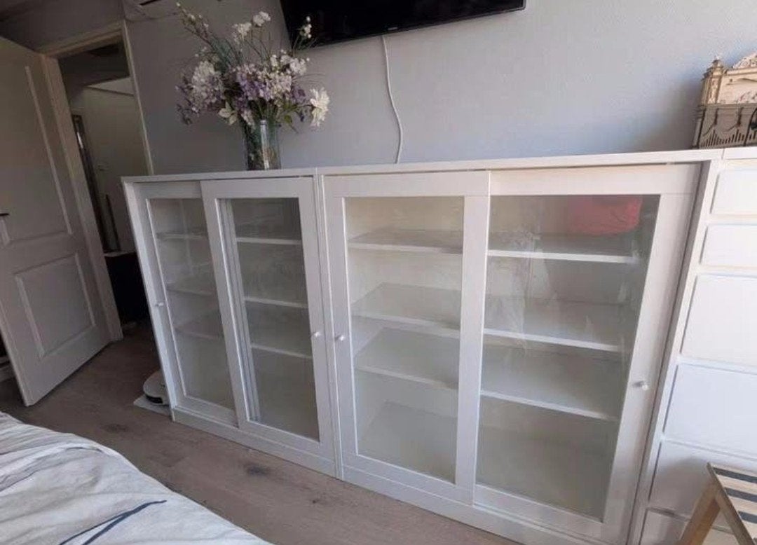 IKEA Syvde Vitrinekast (2 stuks beschikbaar), Huis en Inrichting, Kasten | Vitrinekasten, Zo goed als nieuw, 100 tot 150 cm, 50 tot 100 cm