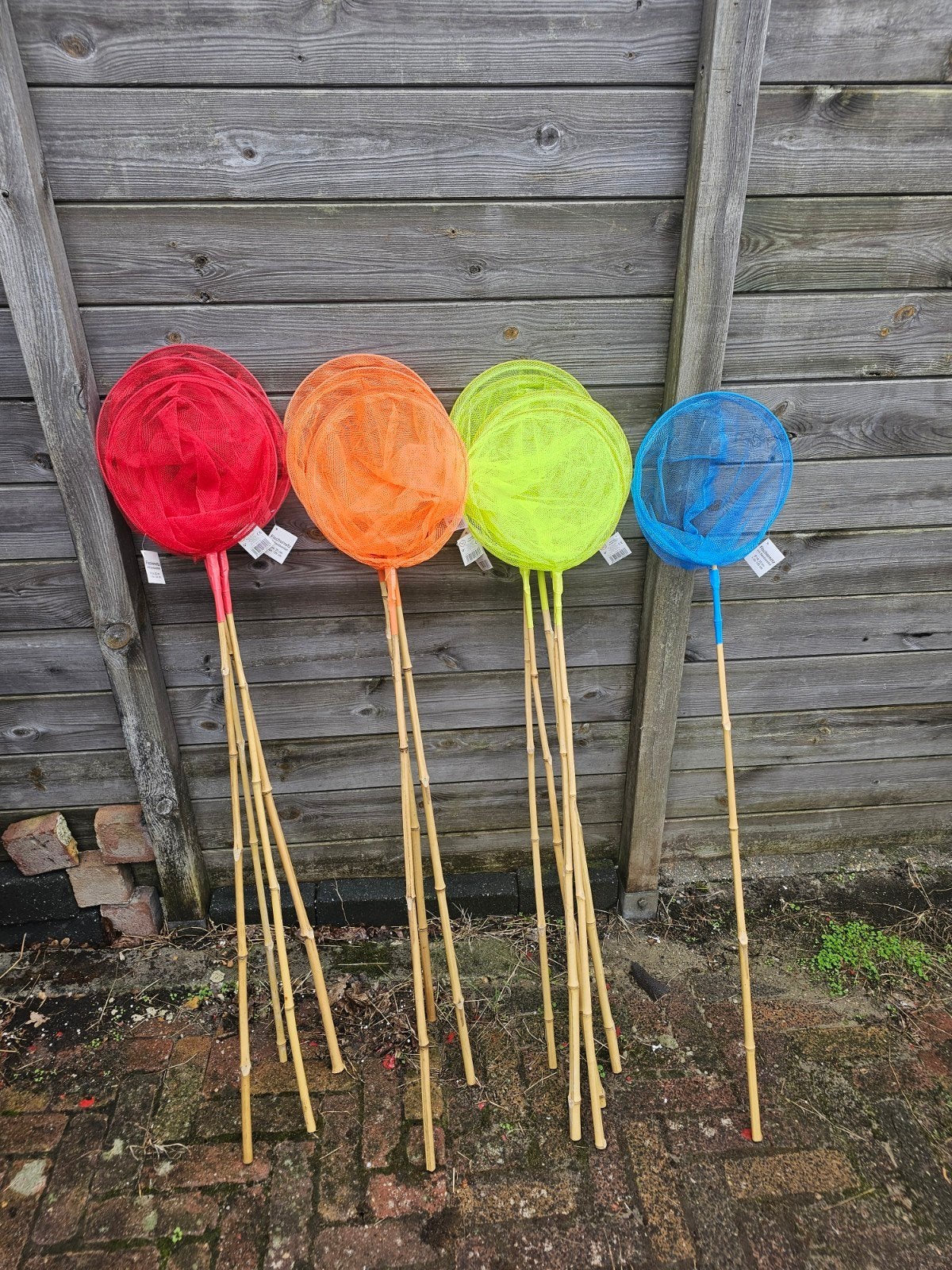 13 stuks schepnetjes met bamboestelen - diverse kleuren, Ophalen of Verzenden, Nieuw, Net of Fuik