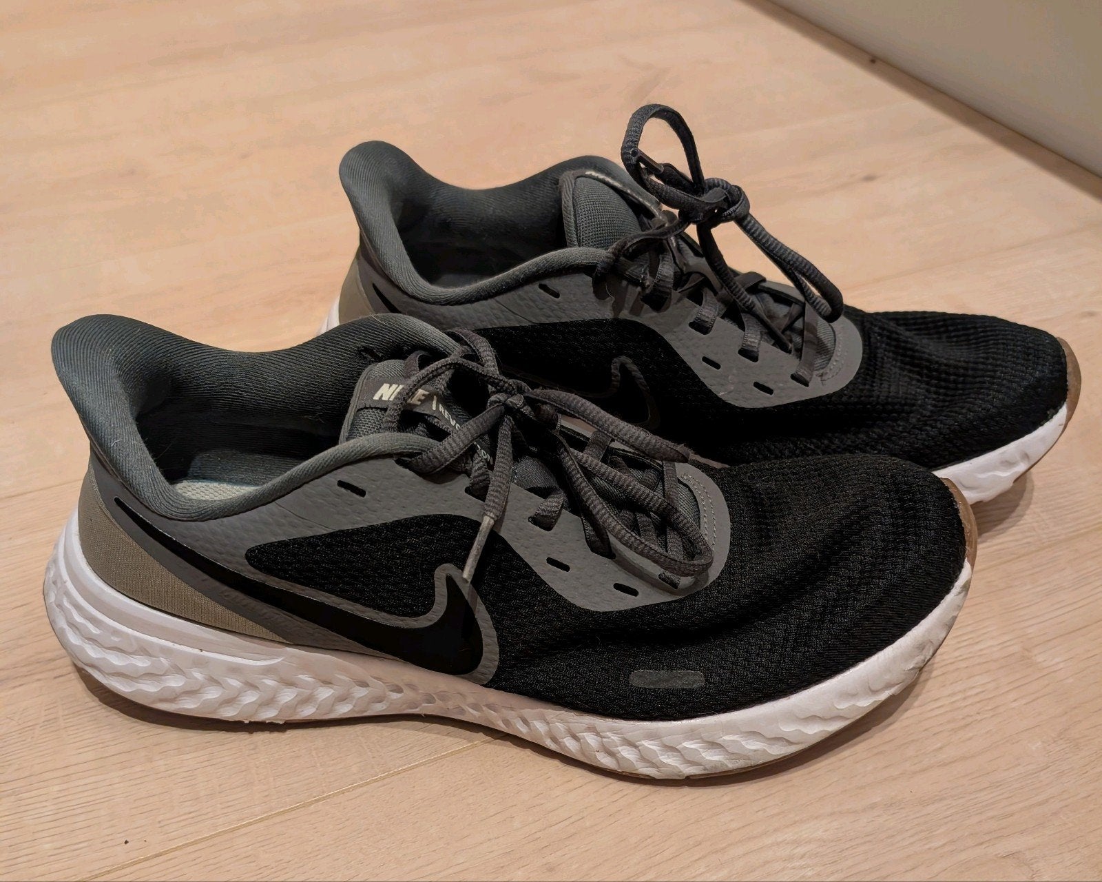 Nike Revolution 5 hardloopschoenen - Maat 44, Kleding | Heren, Schoenen, Gedragen, Sneakers of Gympen, Zwart, Ophalen of Verzenden