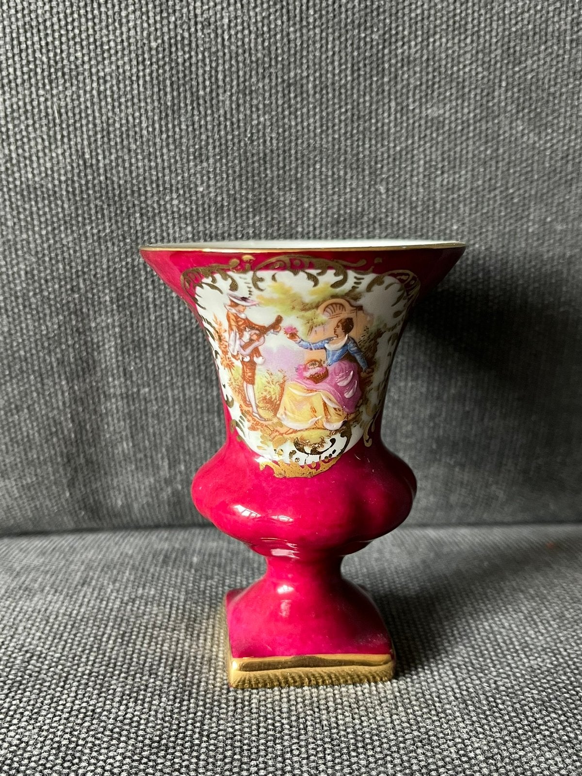 Vintage porseleinen miniatuur vaasje met romantisch tafereel, Ophalen of Verzenden