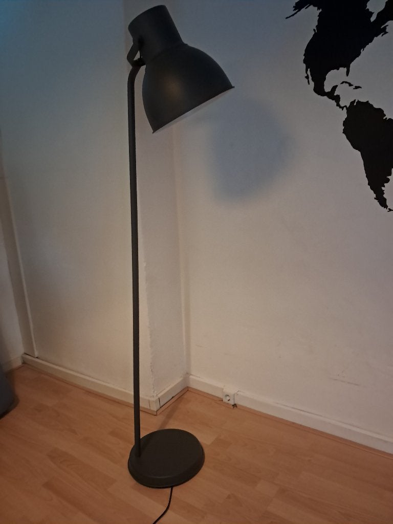 Staande lamp (Hektar van Ikea) Donkergrijs, Huis en Inrichting, Lampen | Vloerlampen, Ophalen, Gebruikt, E27 (groot), Metaal