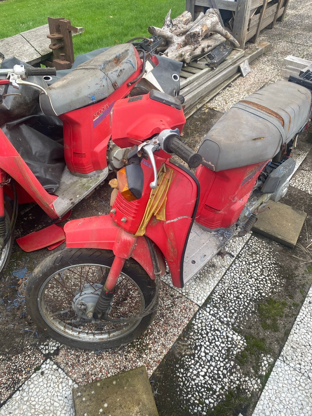 2 Honda Scoopy opknappers - 1 met kenteken, 1 voor onderdele, Fietsen en Brommers, Ophalen of Verzenden, Gebruikt, Overige modellen