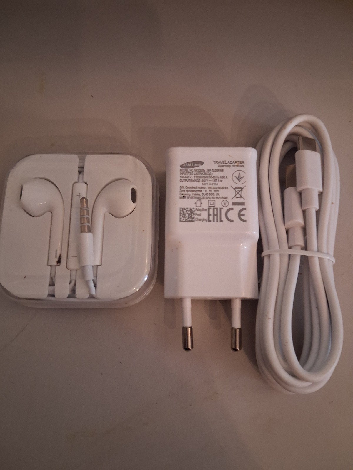 Samsung oplader met kabel en Apple oordopjes, Ophalen, Adapter, Universeel, USB-A