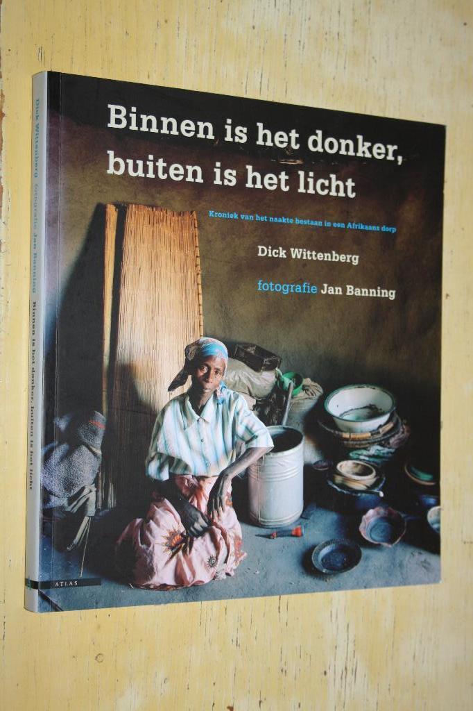 Binnen is het donker buiten is het licht Jan Banning Afrika, Ophalen of Verzenden, Gelezen, Fotografen