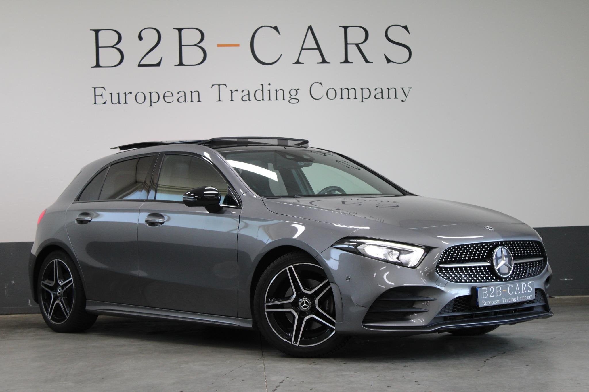 Mercedes-Benz A-klasse 180 AMG | Panoramadak | Widescreen, Auto's, 136 pk, 4 cilinders, Leder en Stof, Origineel Nederlands