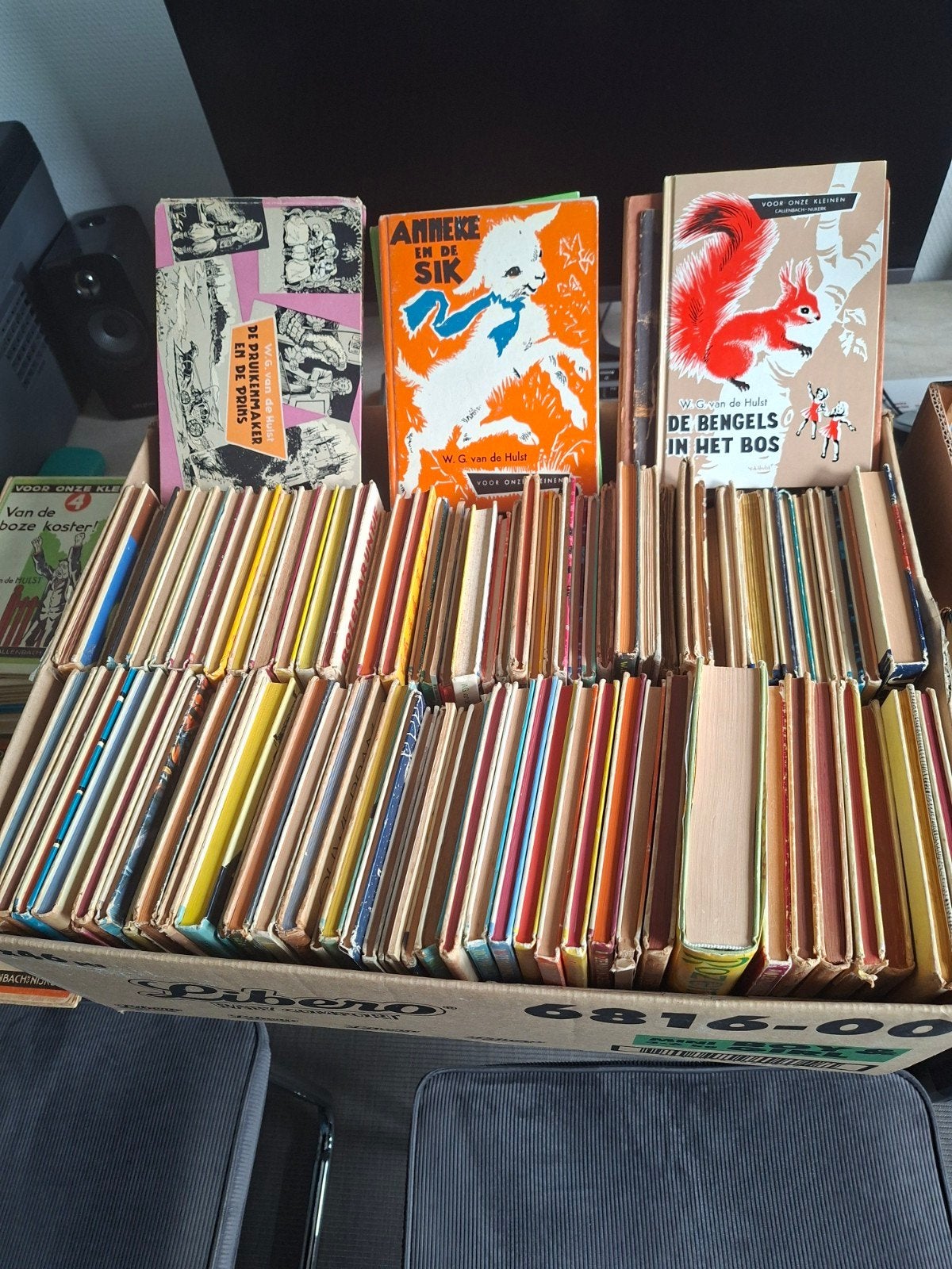 2 bananendozen vol met W.G. van de Hulst boeken, Ophalen, Gelezen, W.G. van de Hulst, Fictie algemeen