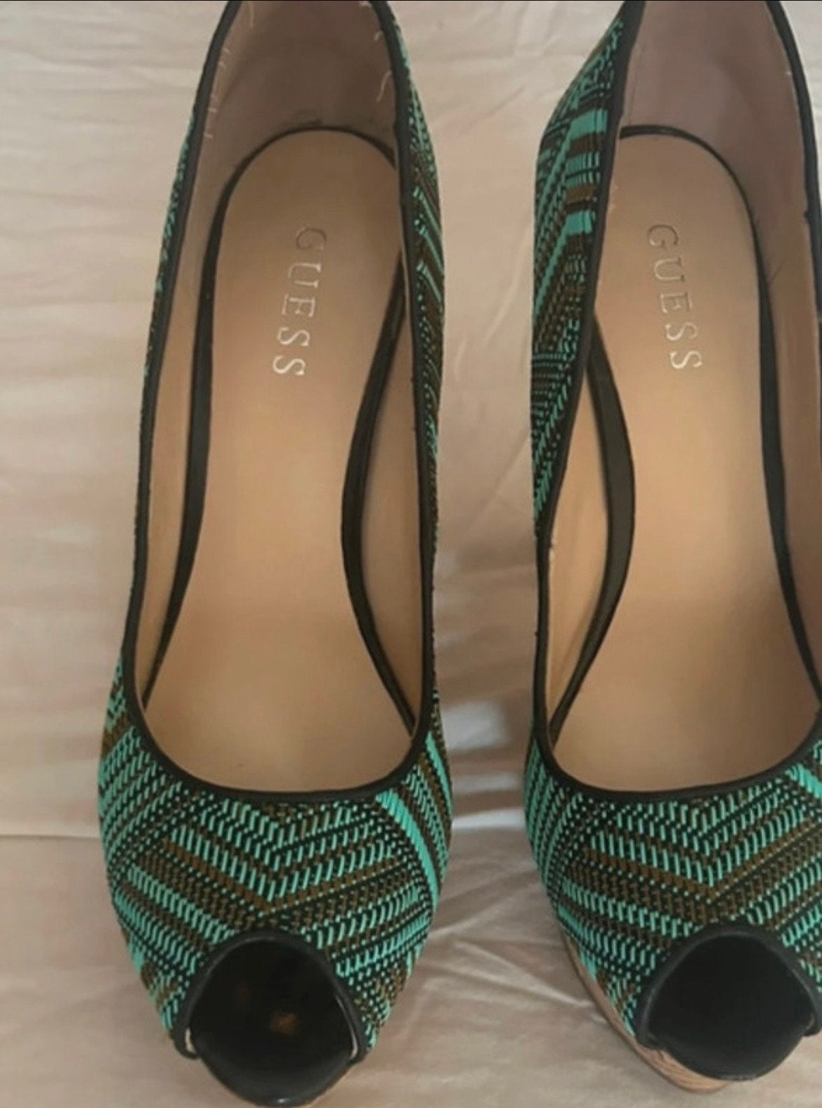 Guess Pumps - Maat 40, Ophalen of Verzenden, Zo goed als nieuw, Overige kleuren, Pumps