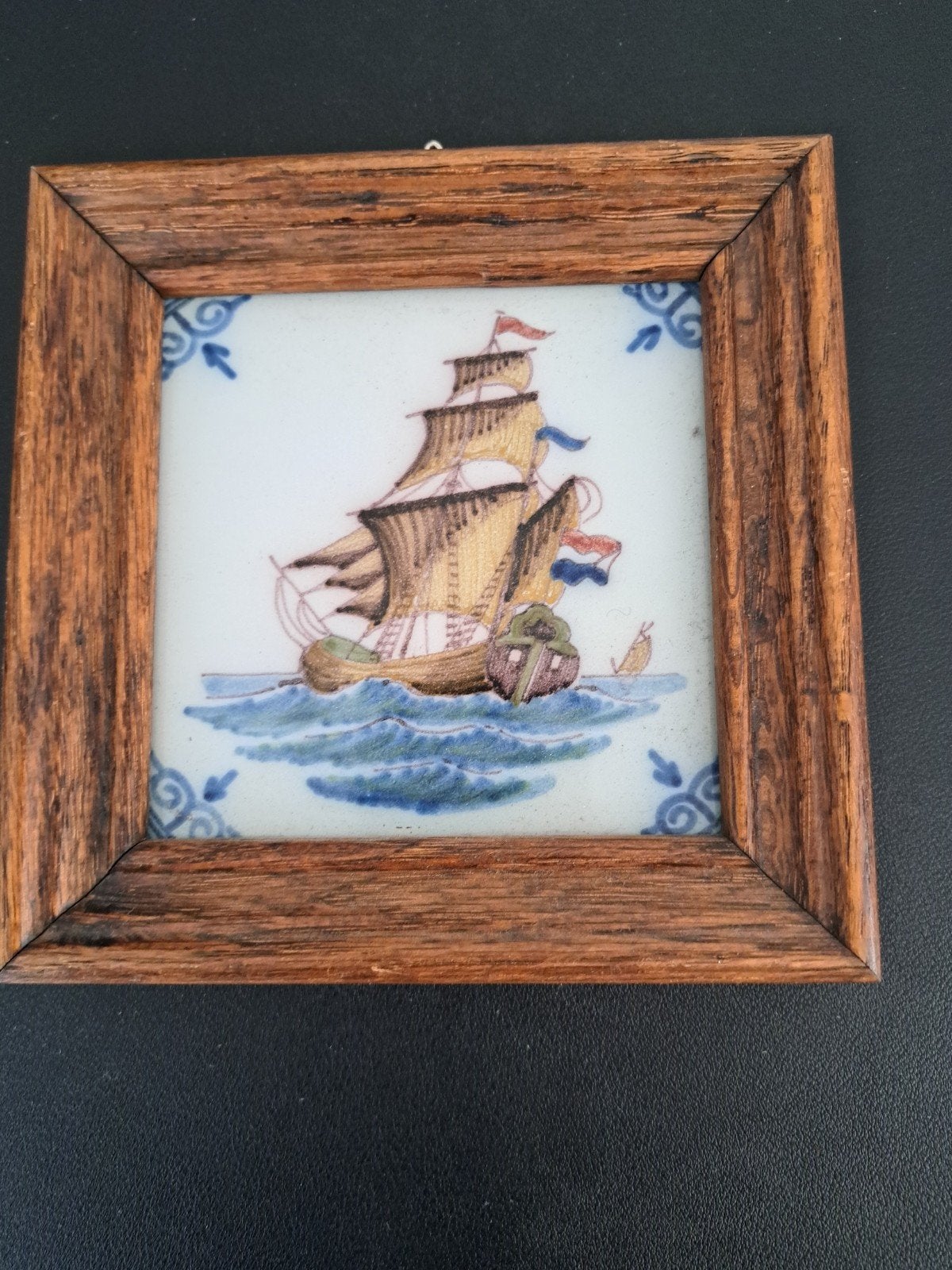 Antieke Makkumer tegel met VOC schip in houten lijst, Ophalen of Verzenden