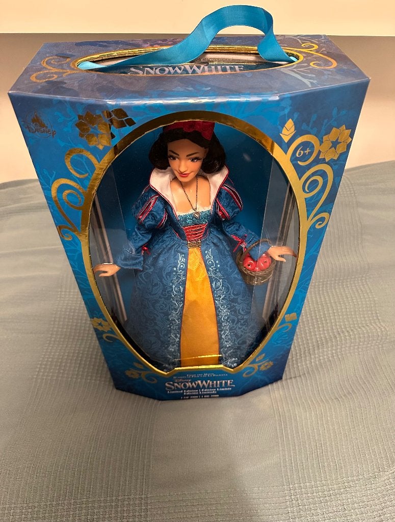 Disney Snow white Limited edition doll 43cm, nieuw, Verzamelen, Ophalen of Verzenden, Sneeuwwitje of Doornroosje, Nieuw, Beeldje of Figuurtje