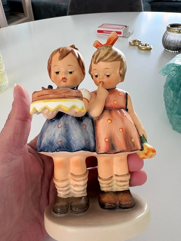 Hummel 2 meisjes met taart, Verzamelen, Ophalen of Verzenden, Nieuw, Hummel