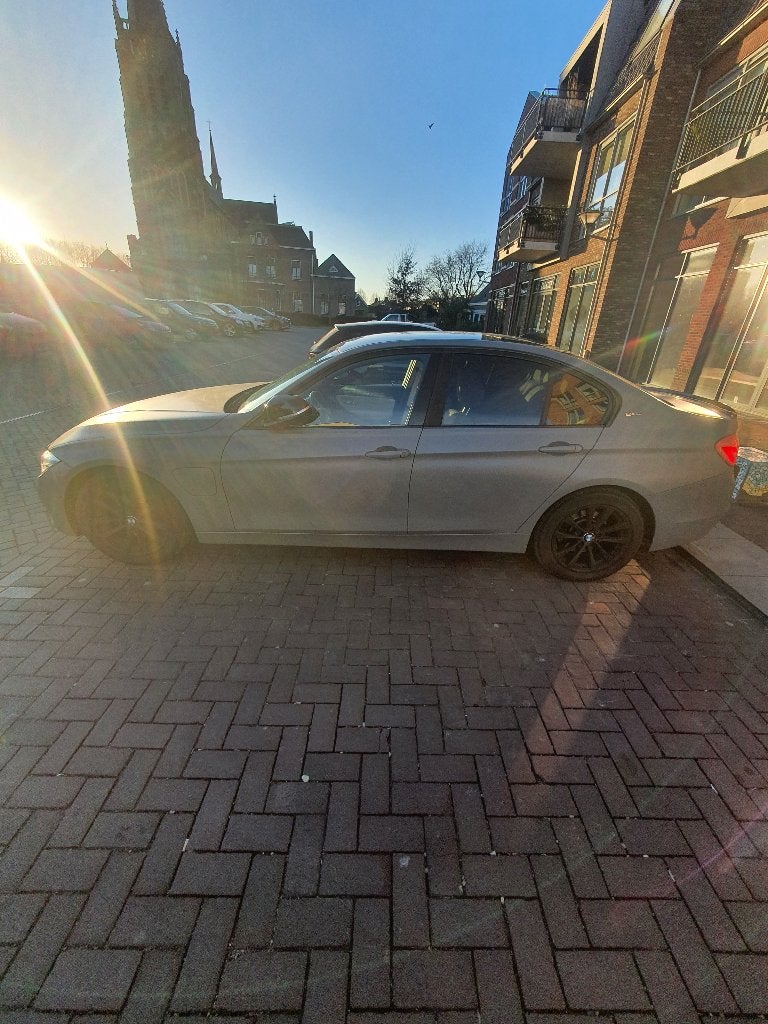 BMW 330e 2016 Grijs –Export / Handelaars – Reparatie, Automaat, 1998 cc, Achterwielaandrijving, Bi-Xenon koplampen