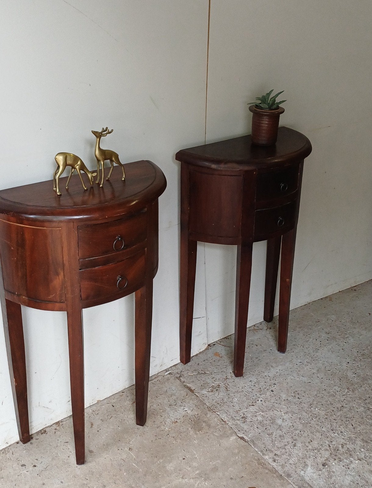 twee brocante koloniaal halfrond tafeltjes nachtkastjes, Ophalen, Minder dan 45 cm